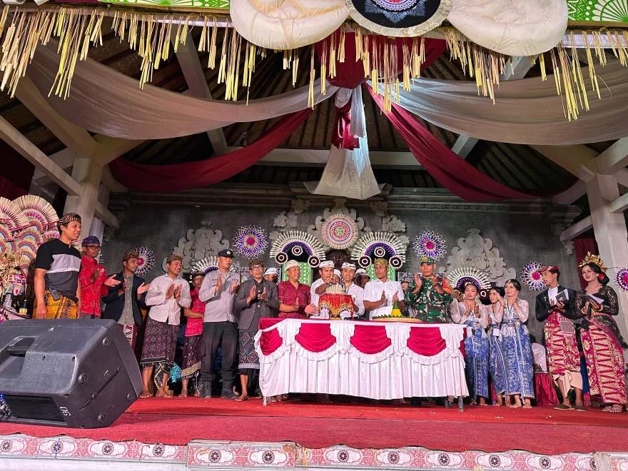Perbekel Desa Bangli Hadiri HUT STT Eka Dharma Laksana Banjar Sandan